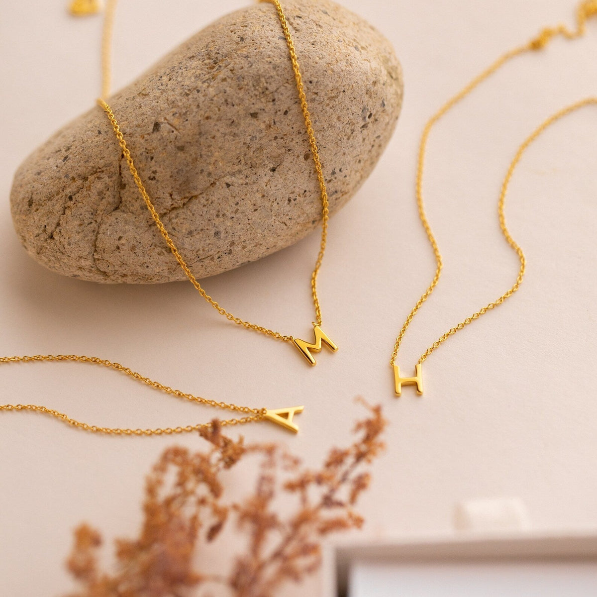 Elegantes Halsband mit Initialen - Stilvolles Kettenaccessoire mit Buchstaben