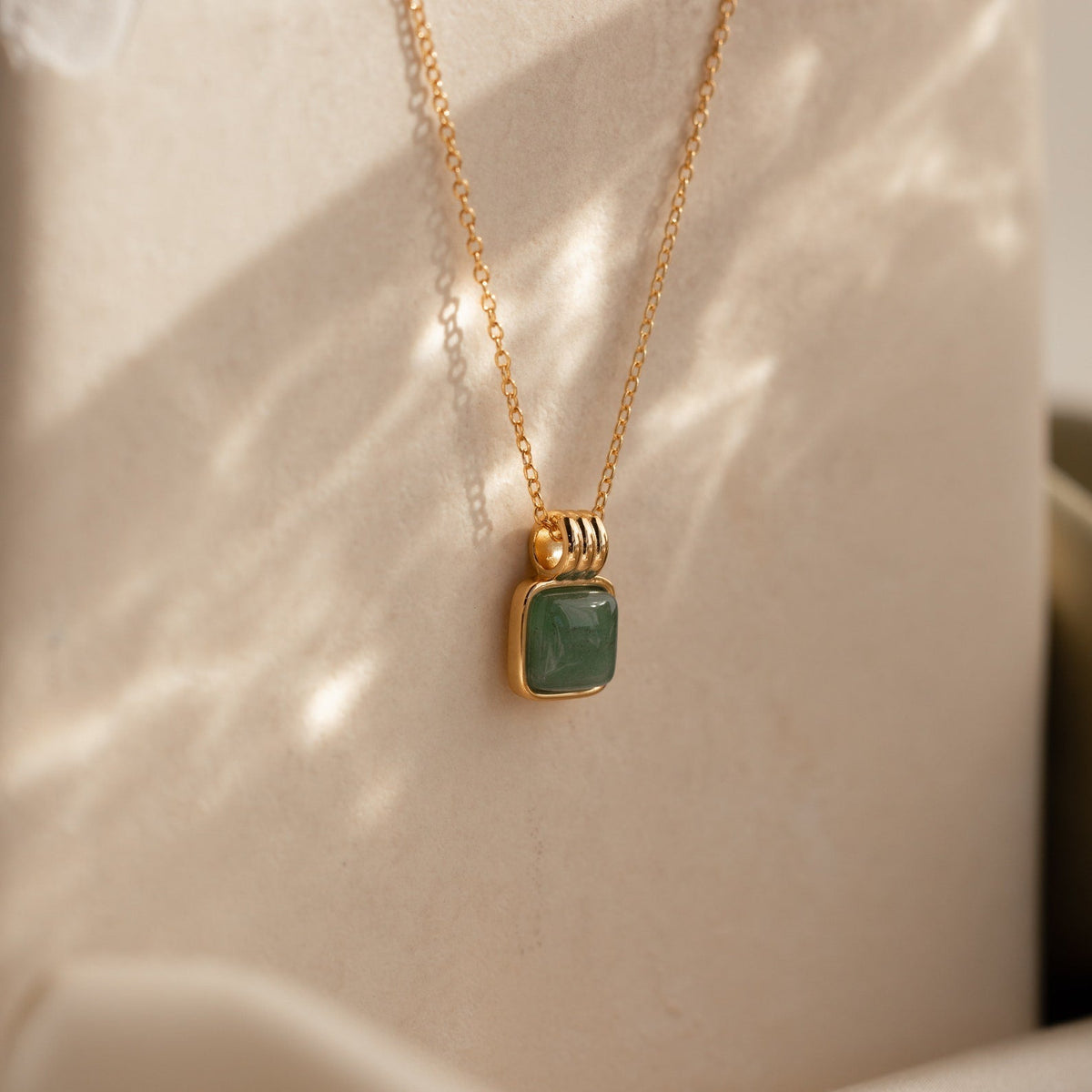 Jade-Halskette mit Anhänger - Funkelnde Jade-Halskette