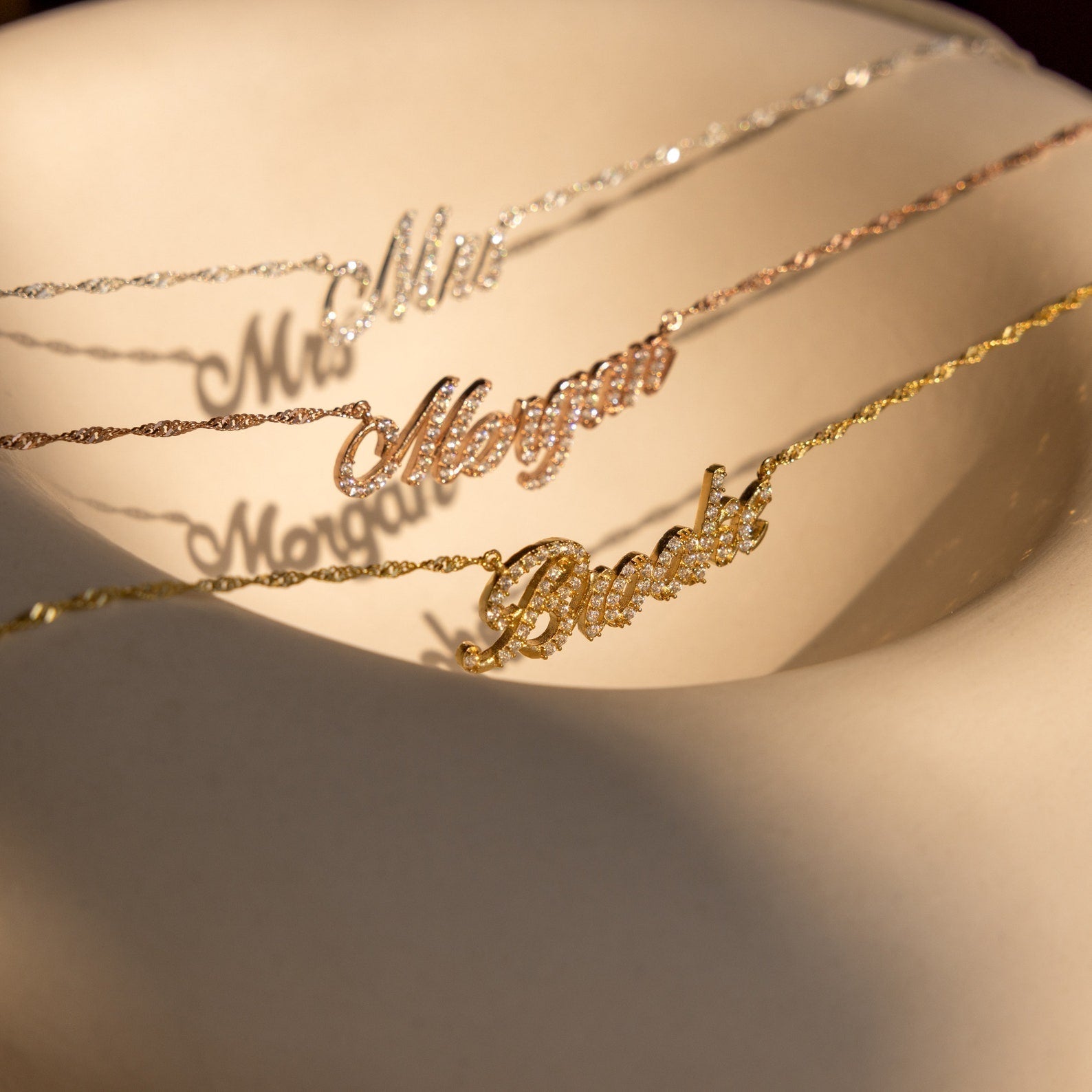 Claire – Namenskette mit Pavé Glanz