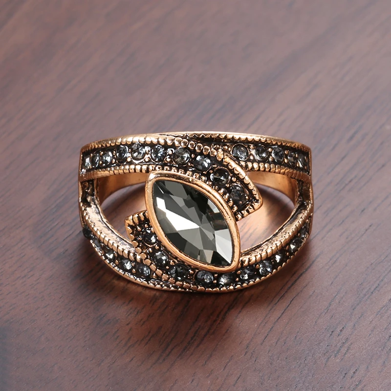 Amena – Stilvoller Ring aus dunklem Kristall