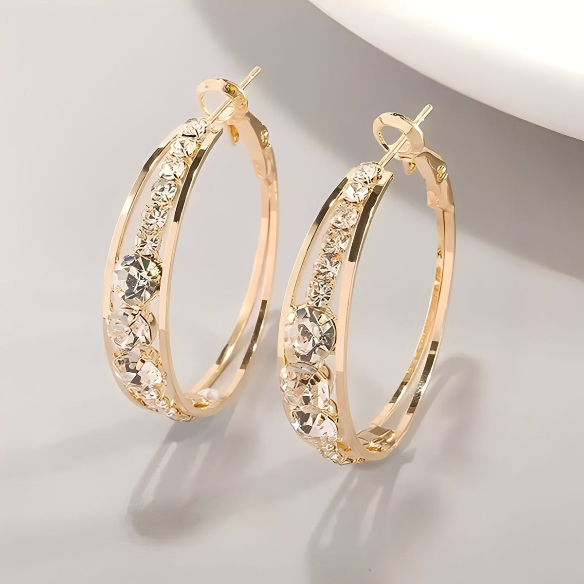 Raya – Stilvolle goldene Ohrringe