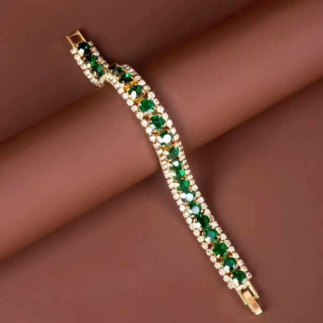 Maud – Stilvolles goldenes Armband mit grünen Akzenten