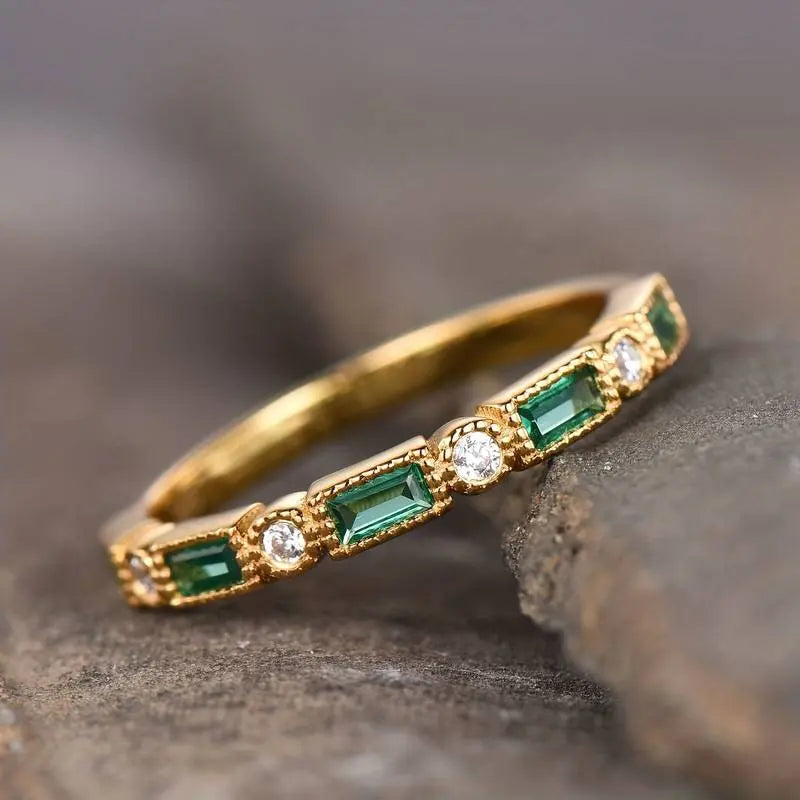 Crista – Auffälliger Ring in Gold mit grünem Zirkonia