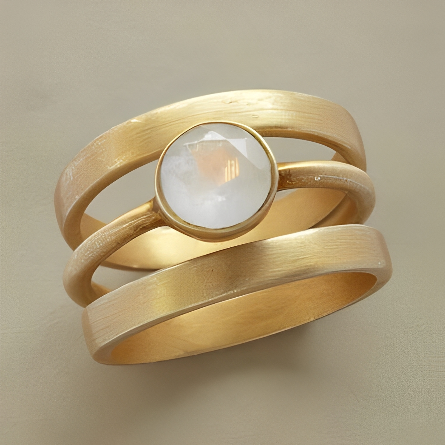 Jaira – Vintage-Goldring mit eingearbeitetem Mondstein