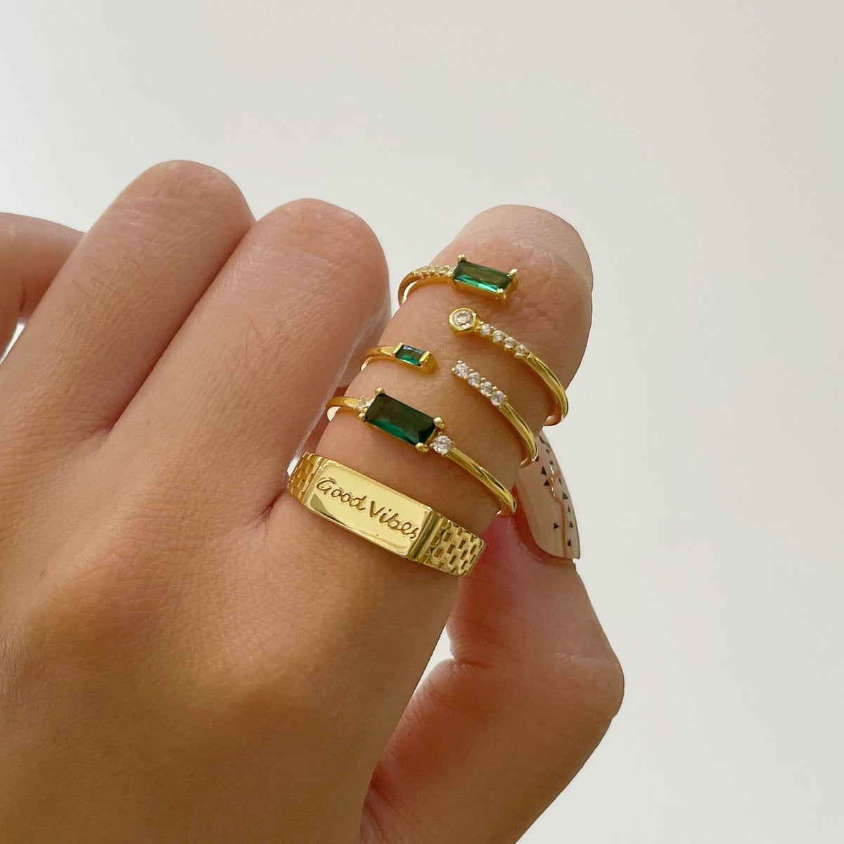 Fen - Sanfter Baguette-Ring mit grünem Zirkonia