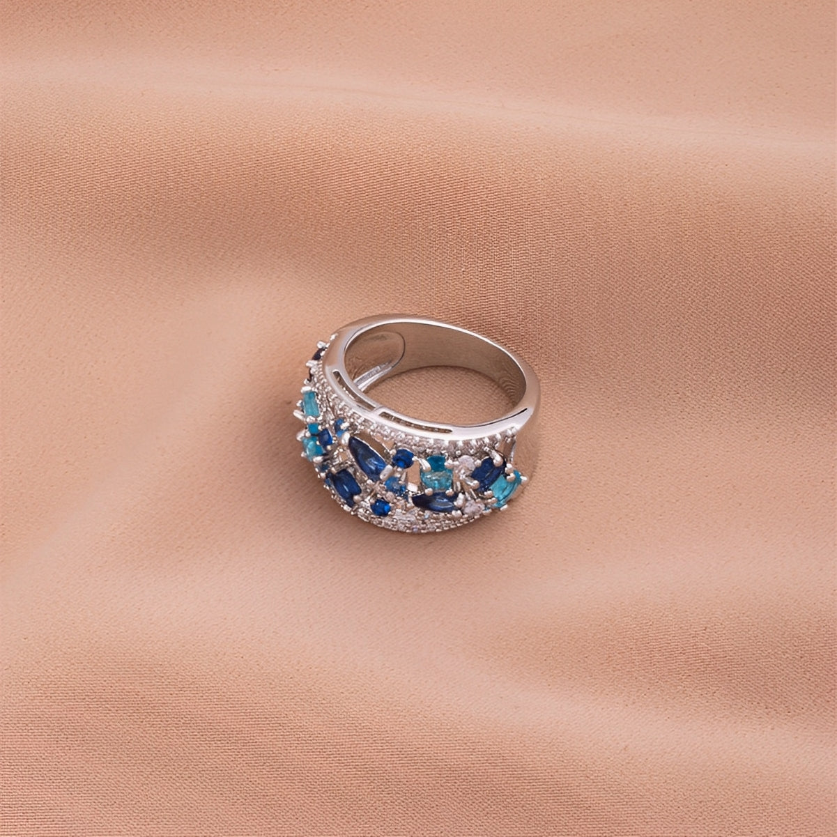 Julie – Vintage-Ring mit blauer Zirkonia und goldenen Akzenten