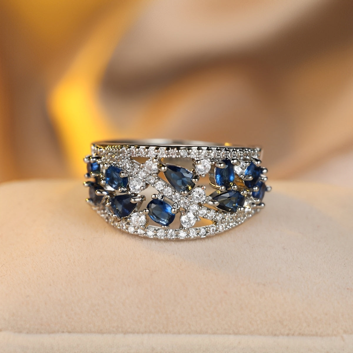 Julie – Vintage-Ring mit blauer Zirkonia und goldenen Akzenten