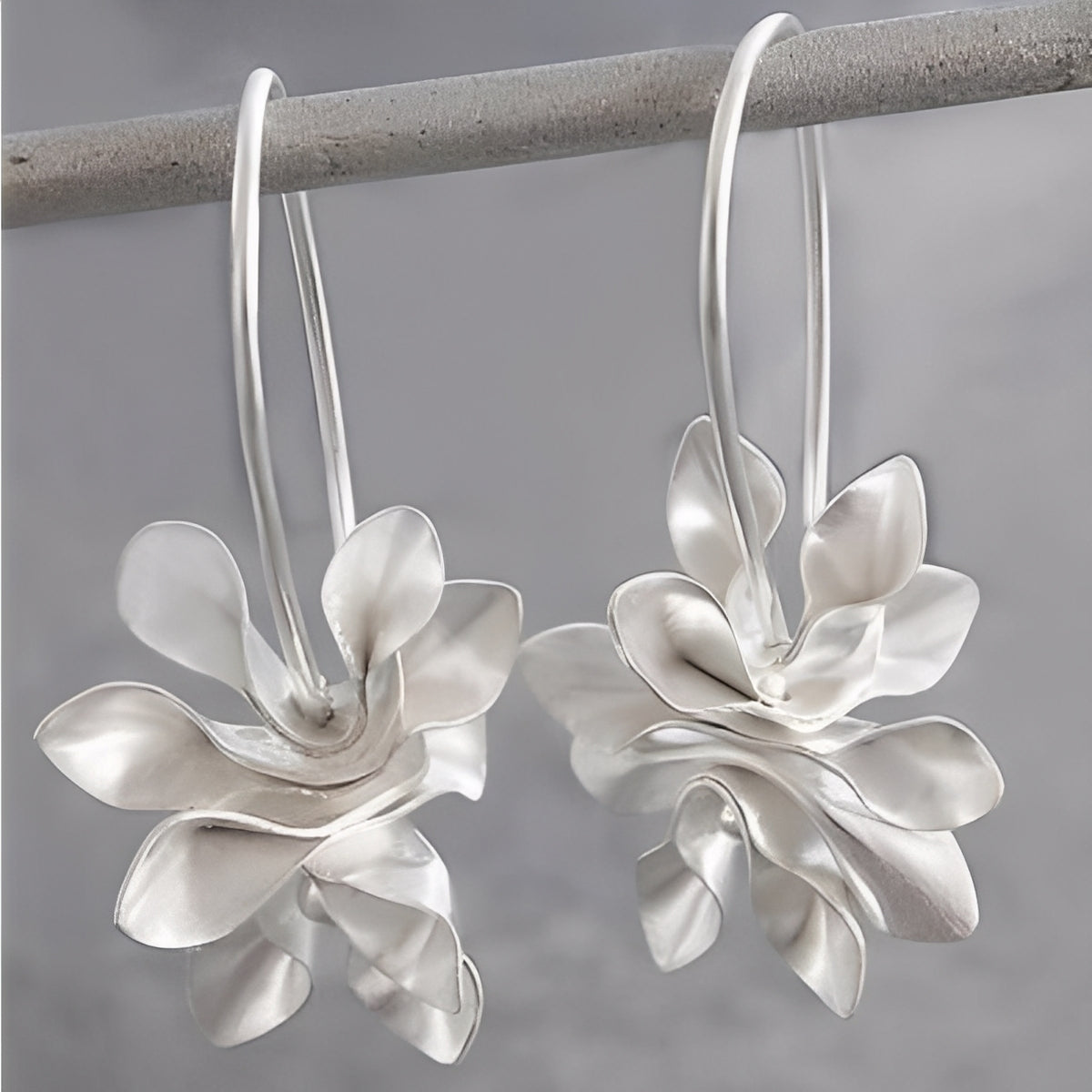 Chary – Vintage Ohrringe mit Blumen in Silber