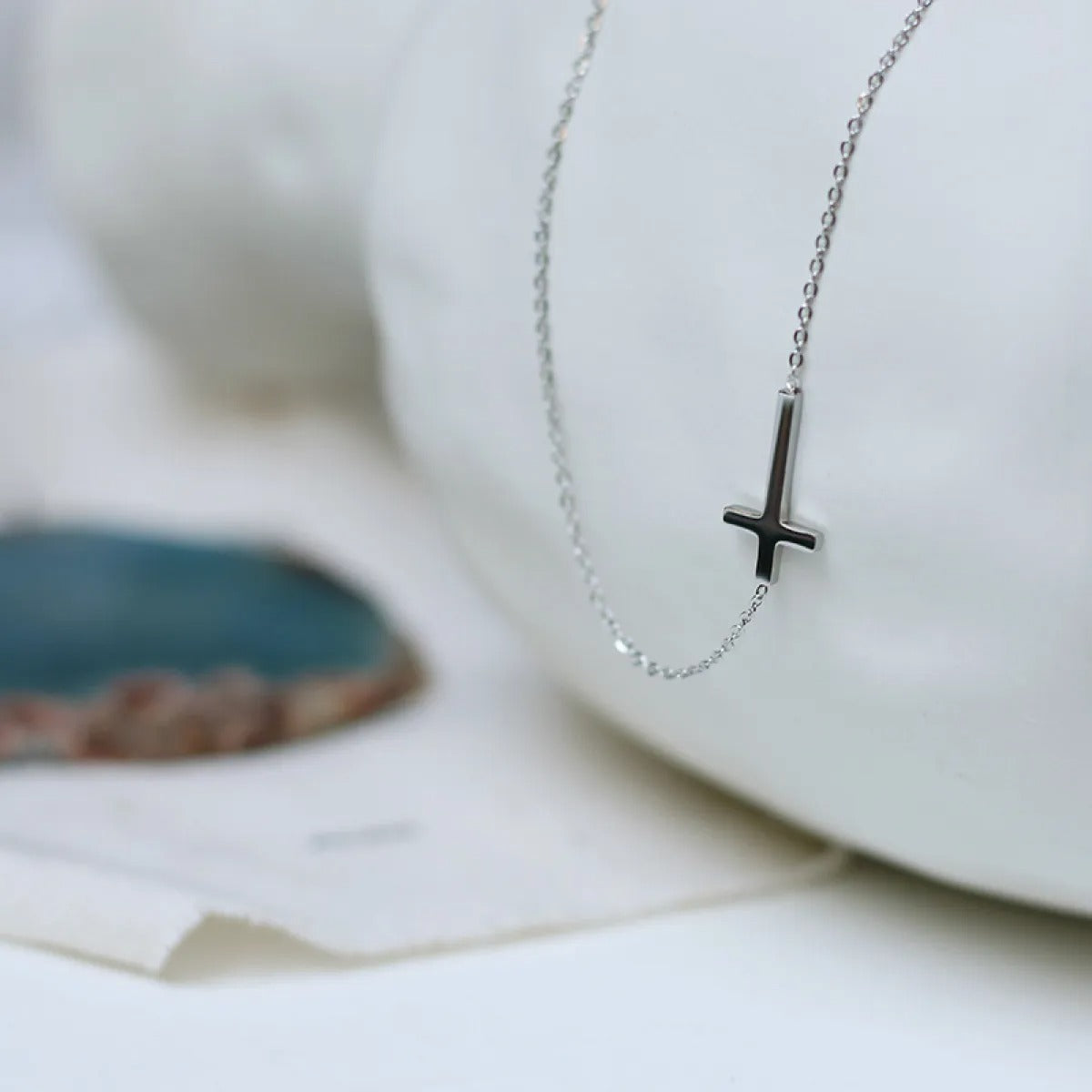 Nelly – Minimalistisches Kreuzhalsband in Gold