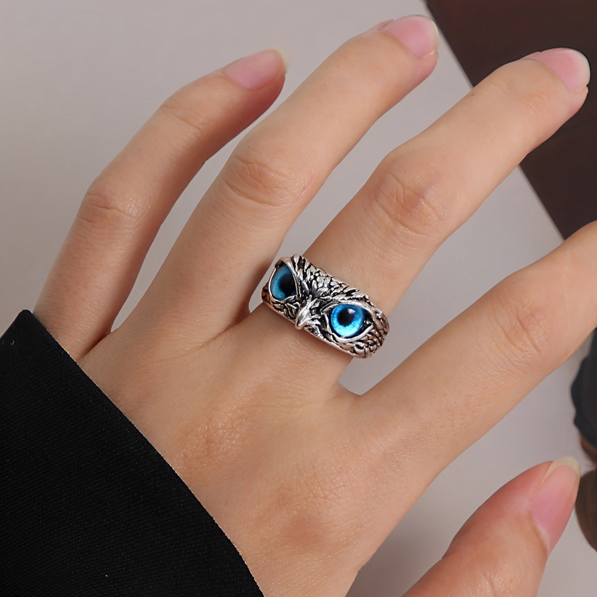 Niva – Anpassbarer Amulett-Ring aus Silber und Opal