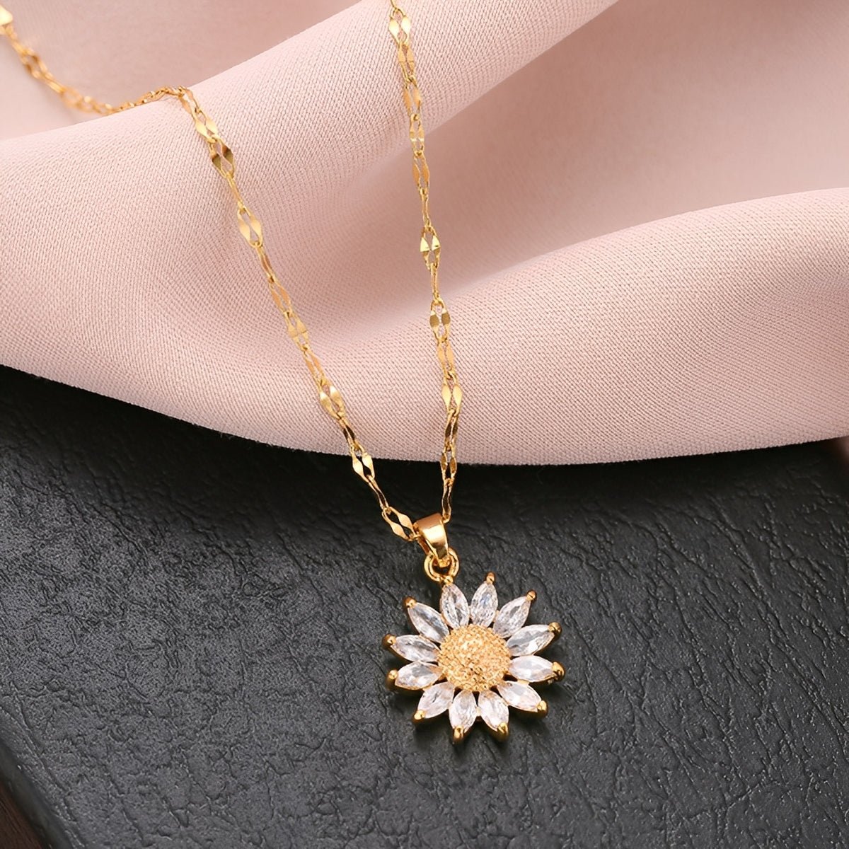Manon – Glänzende Sonnenblumen-Halskette in Gold