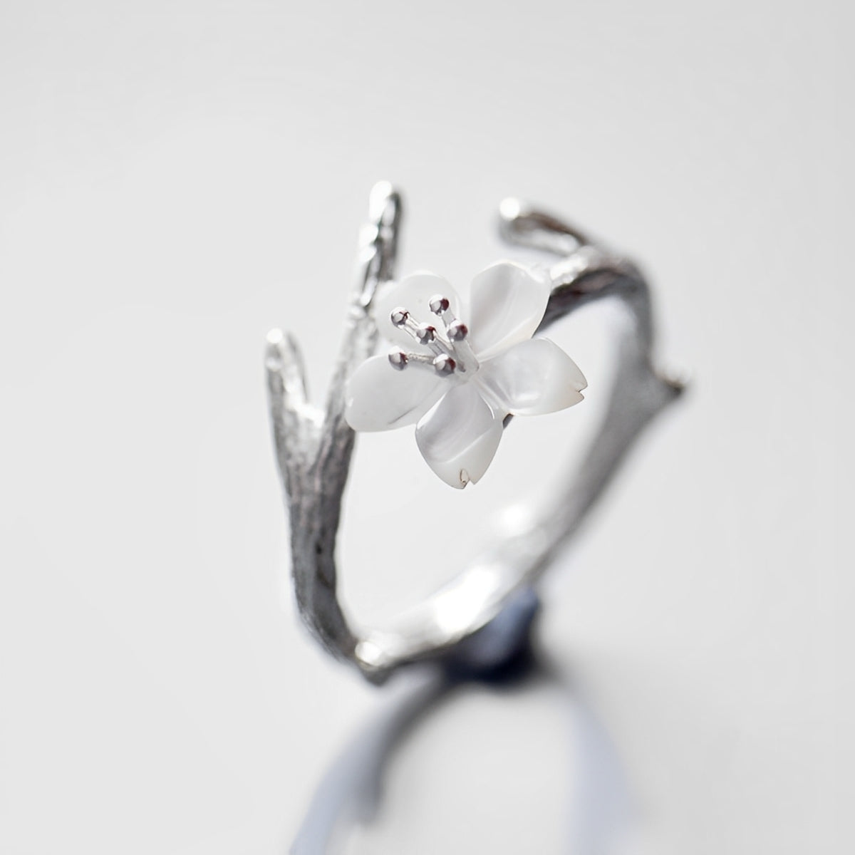 Lilou – Anpassbarer Vintage-Ring mit heller Blume