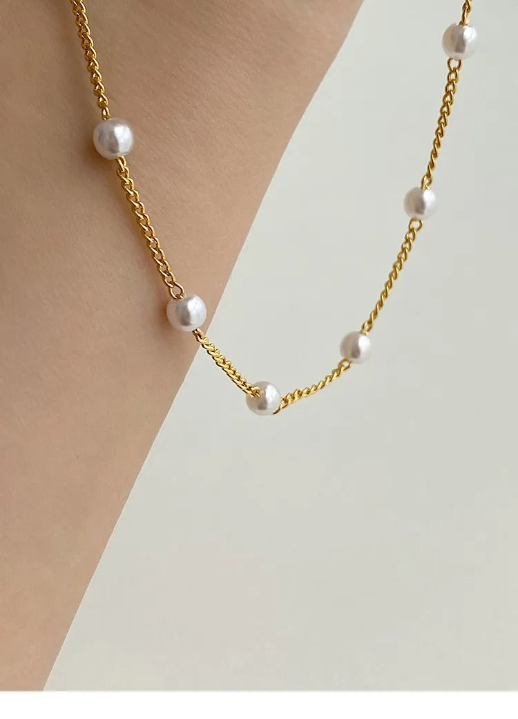 Yvaine – Perlenkette mit goldfarbener Oberfläche