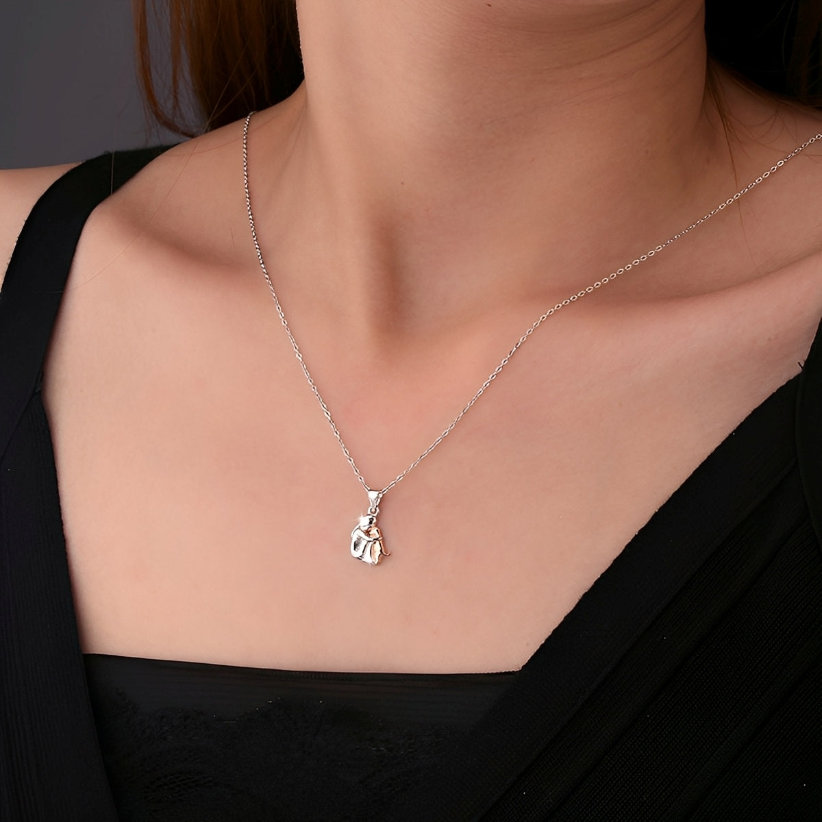 Neko – Halsband mit Anhänger von Hund und Halter in Umarmung