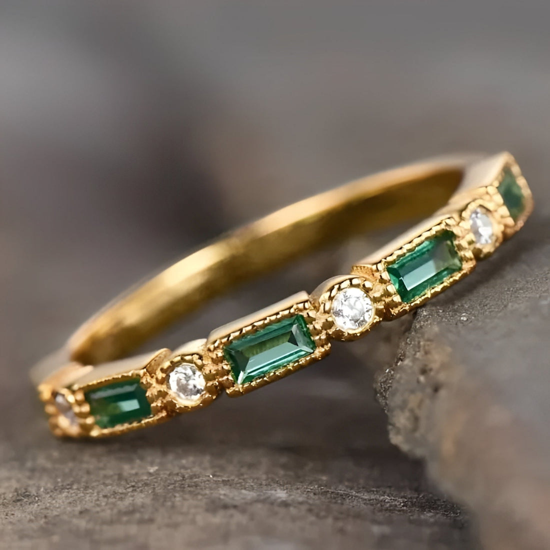 Sana – Vintage-goldener Ring mit grünem Zirkonia