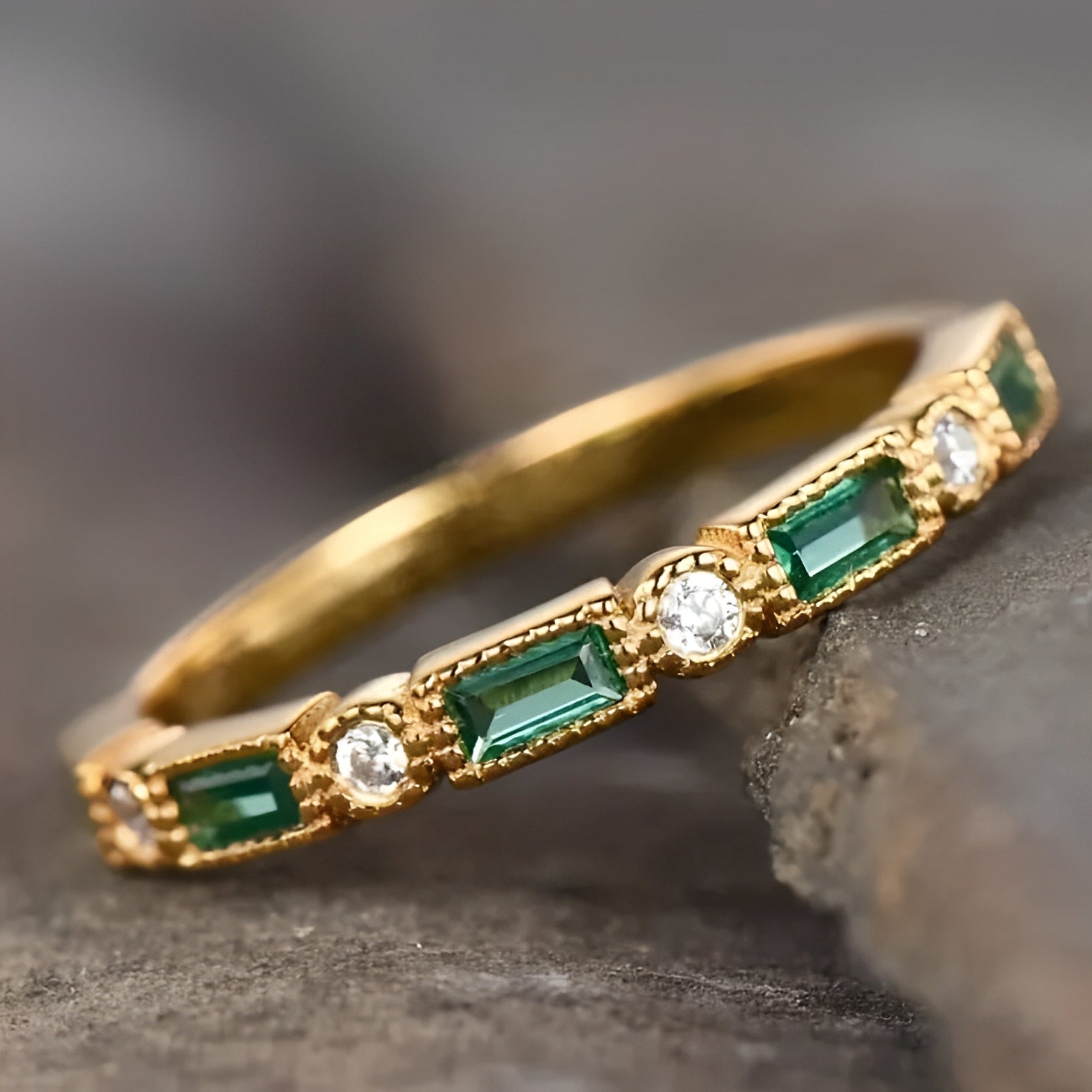 Sana – Vintage-goldener Ring mit grünem Zirkonia