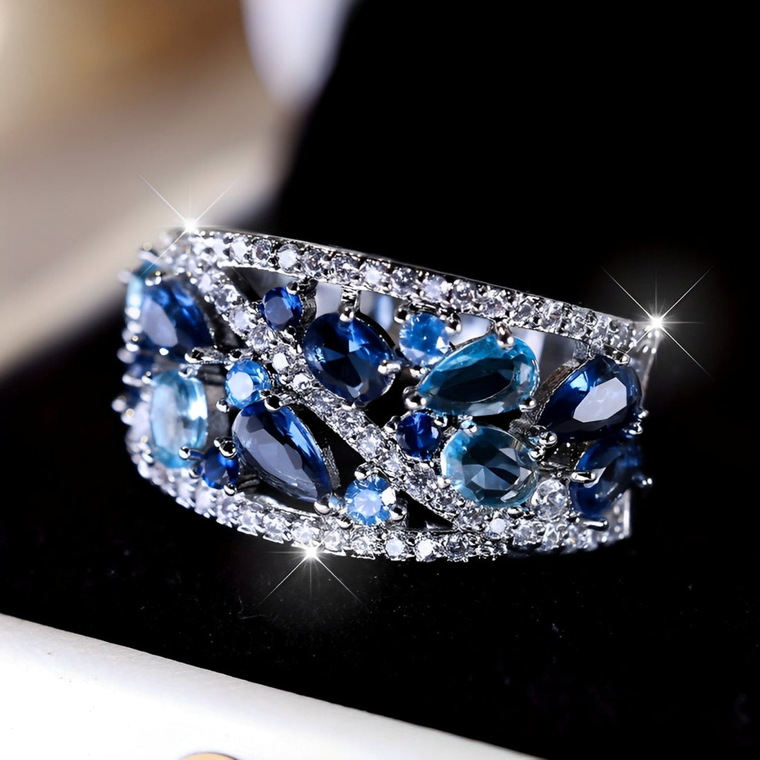 Julie – Vintage-Ring mit blauer Zirkonia und goldenen Akzenten