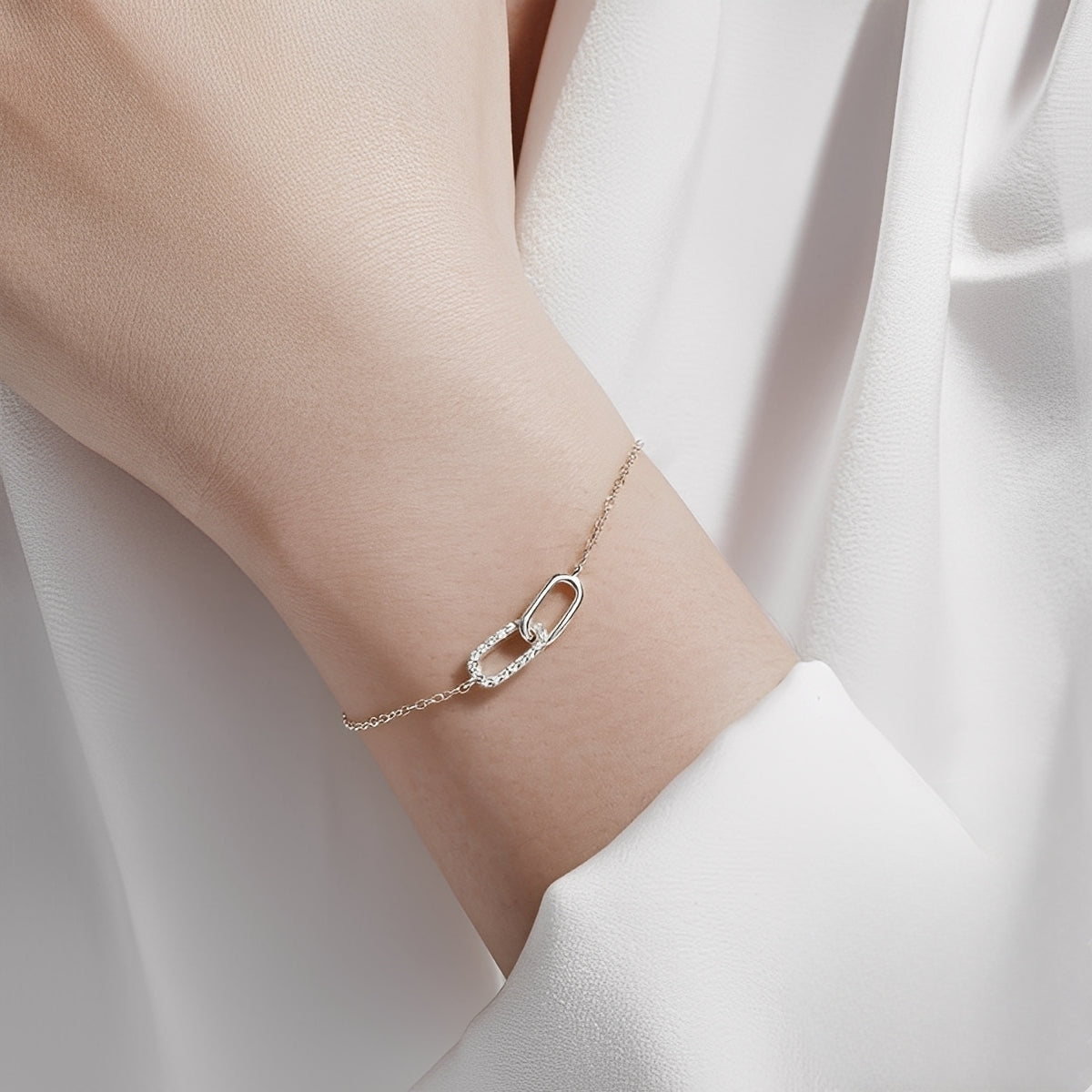 Rina – Armband mit schimmernden Gliedern
