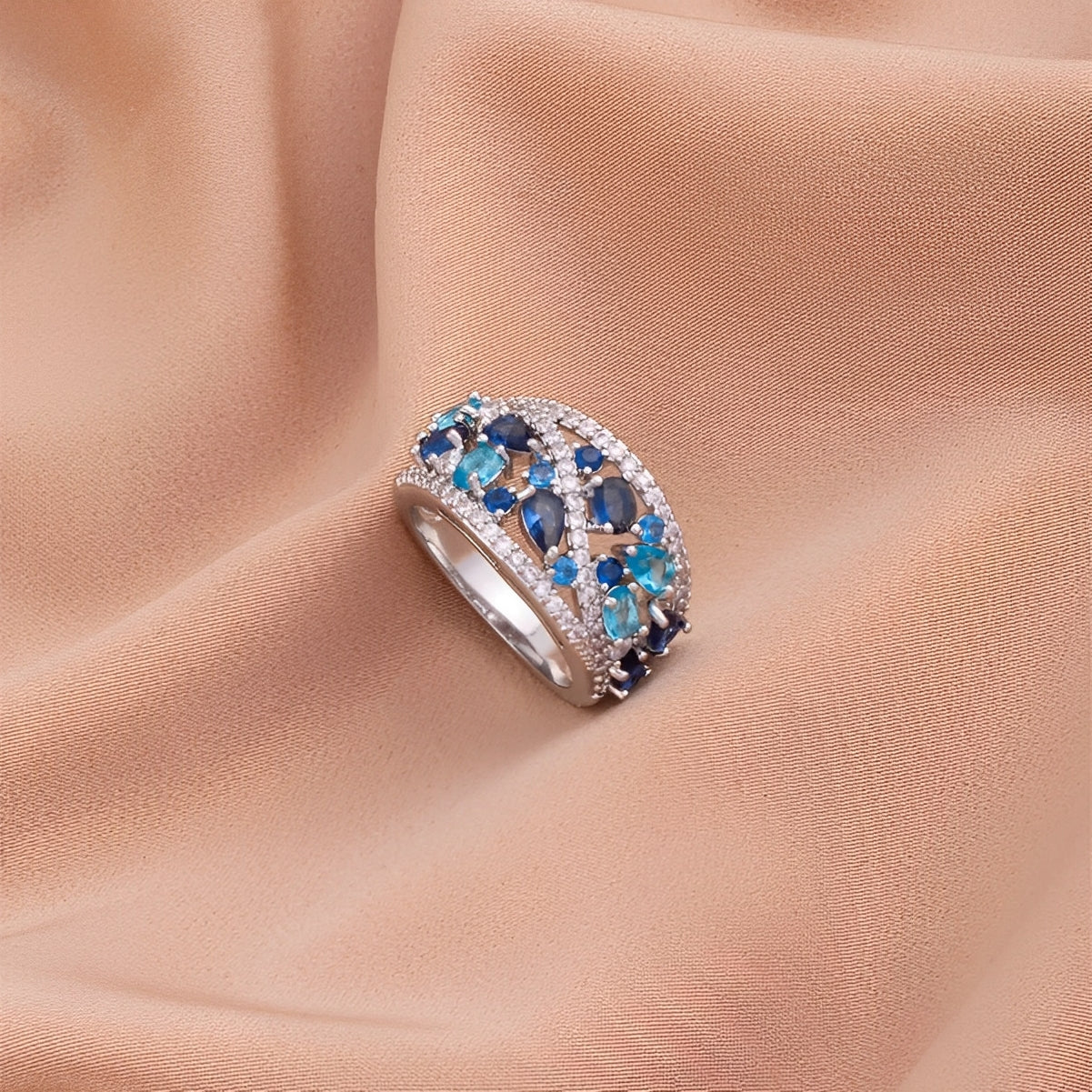 Julie – Vintage-Ring mit blauer Zirkonia und goldenen Akzenten