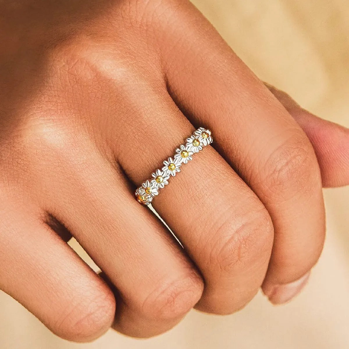 Dahliana – Ring mit Margerite aus verstellbarem Silber und handbemaltem Emaille