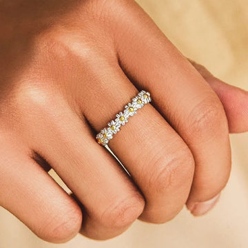 Dahliana – Ring mit Margerite aus verstellbarem Silber und handbemaltem Emaille