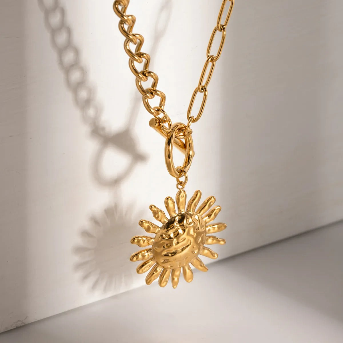 Milly – Auffällige Halskette mit goldener Sonnenblume