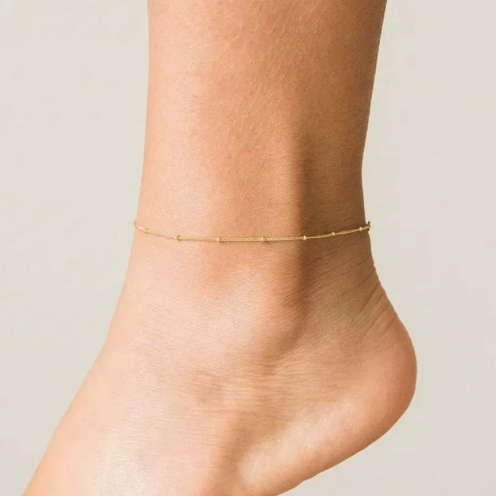 Wren – Stilvolle Goldkette für den Knöchel