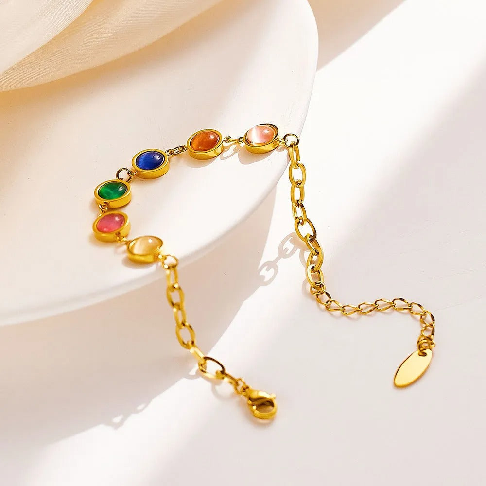 Maisie – Goldenes Armband mit buntem Stein
