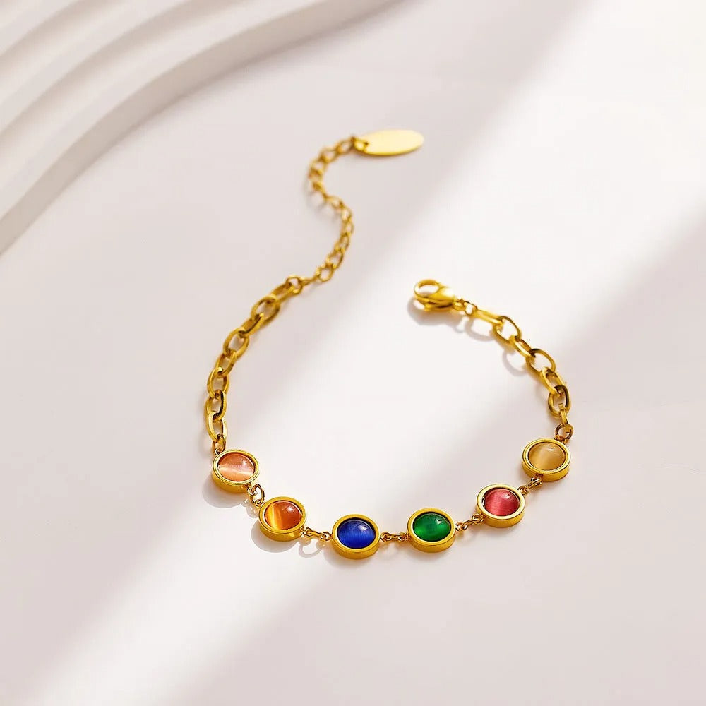 Maisie – Goldenes Armband mit buntem Stein