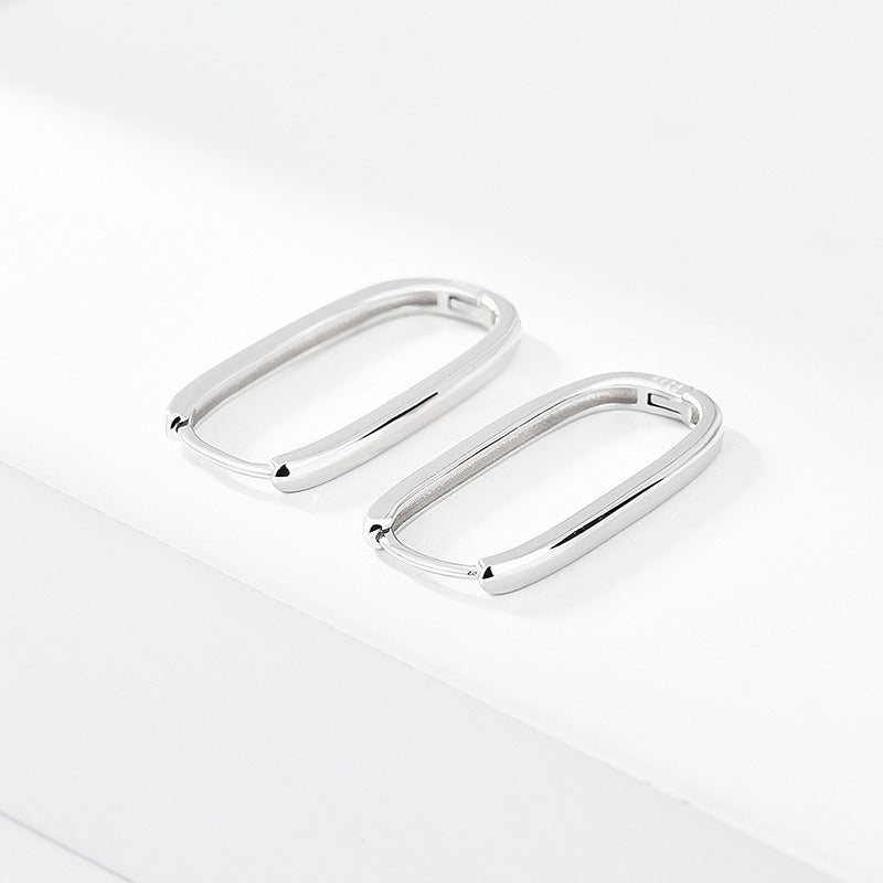 Laura – Retro Huggie Ohrringe in Quadratform