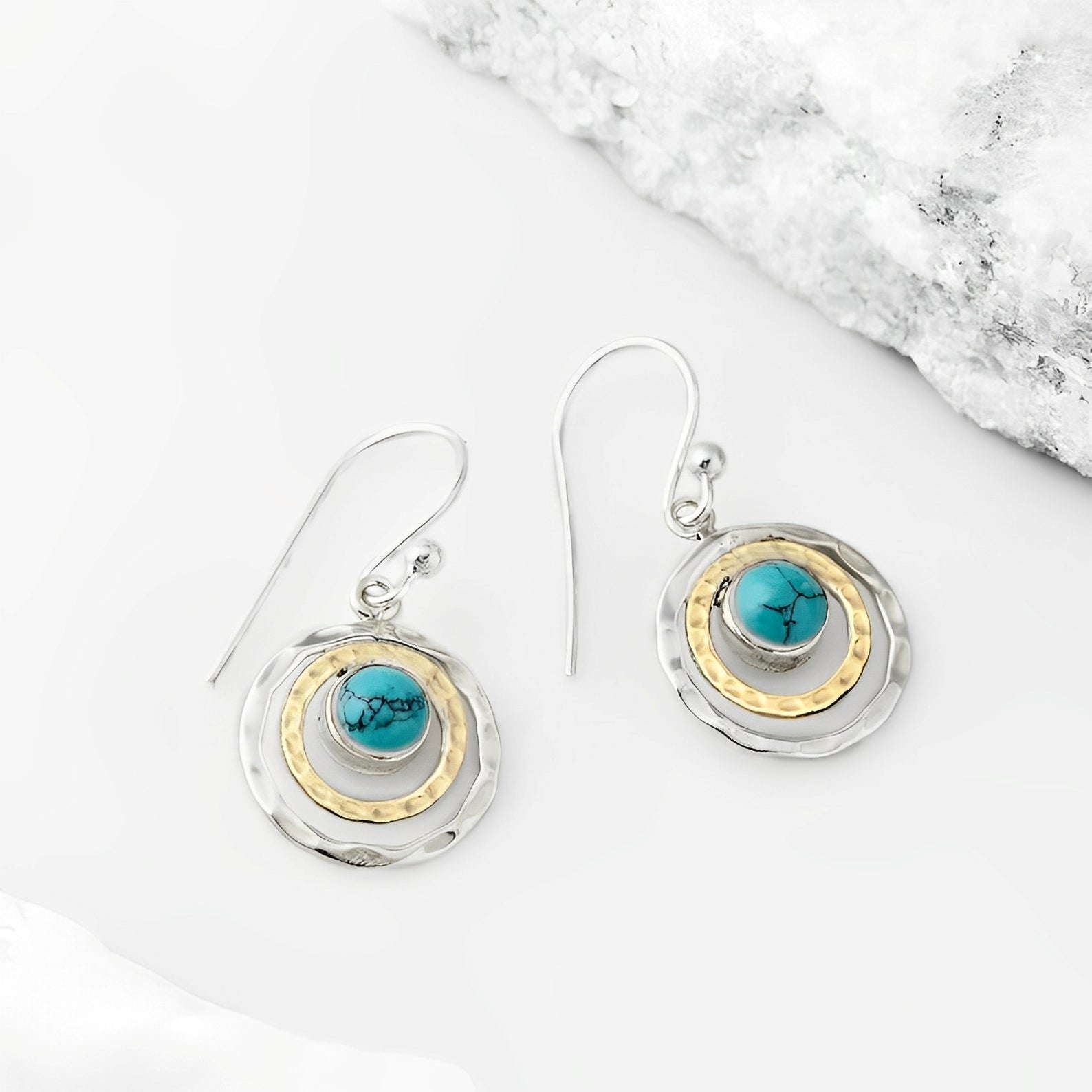 Nayah – Boho Saturn Ohrringe mit Türkisstein, in Silber und Gold gestaltet