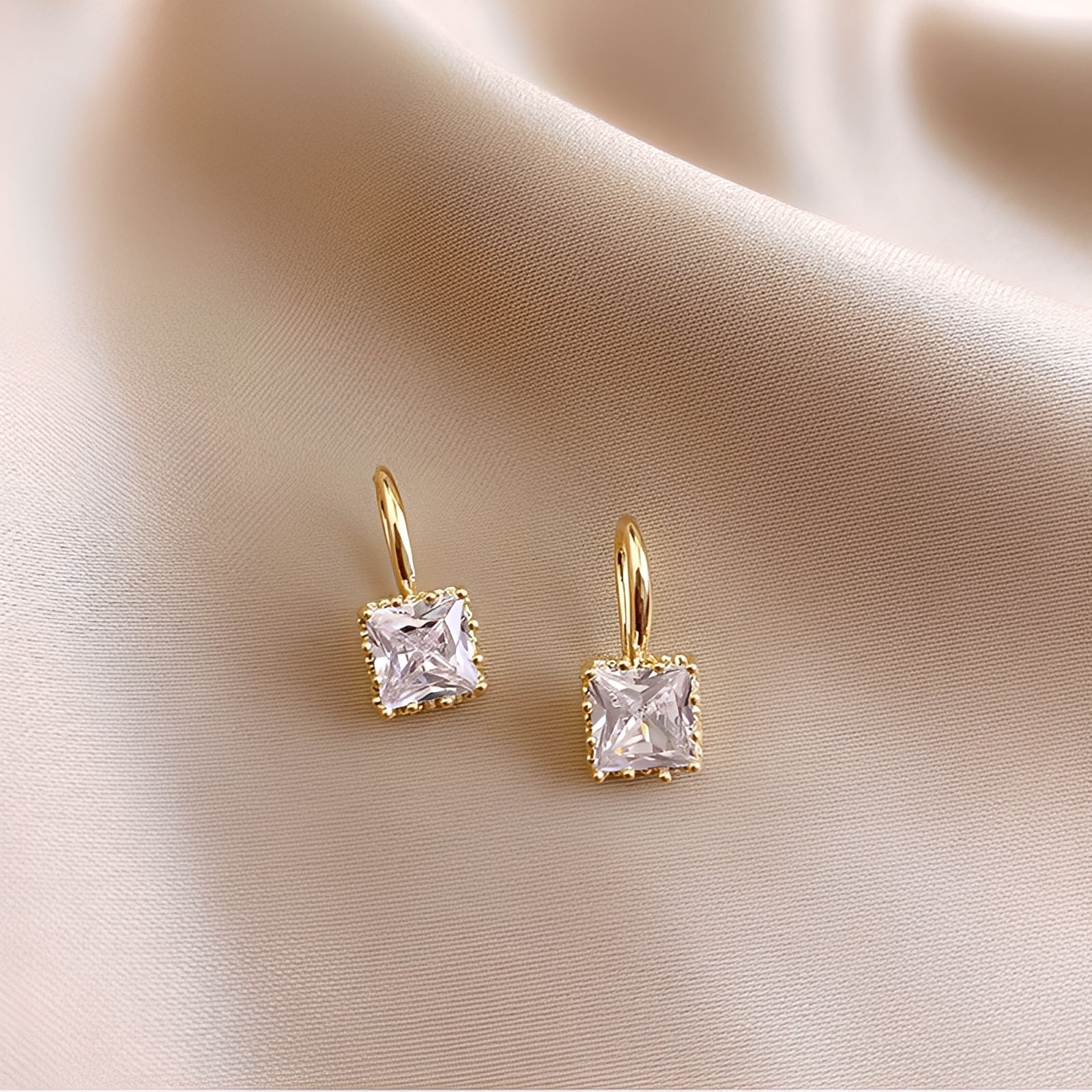 Cameron – Ohrringe in Gold und Zirkonia