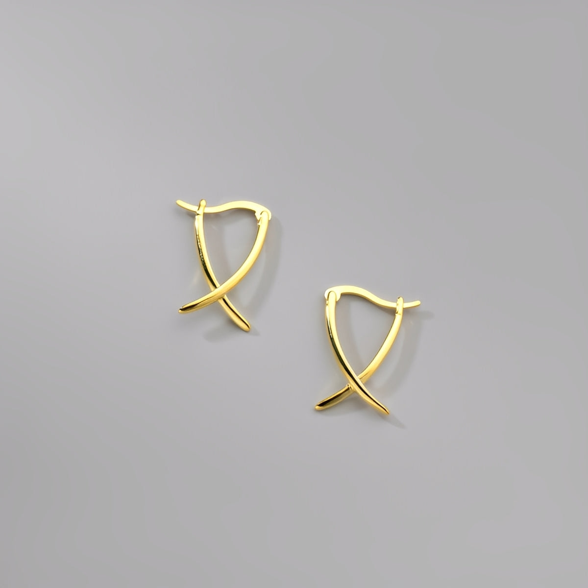 Vanny – Stilvolle goldene Kreuzohrringe