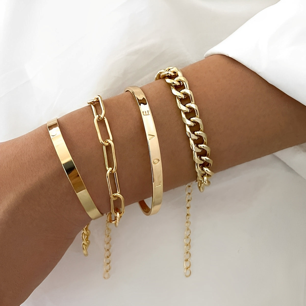 Elari – Set mit 4 stilvollen Armbändern für das Handgelenk