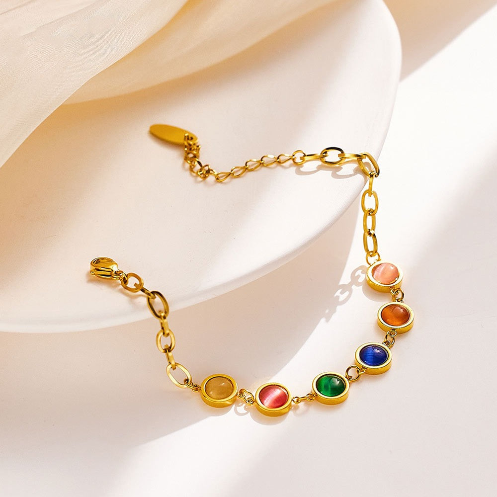 Maisie – Goldenes Armband mit buntem Stein