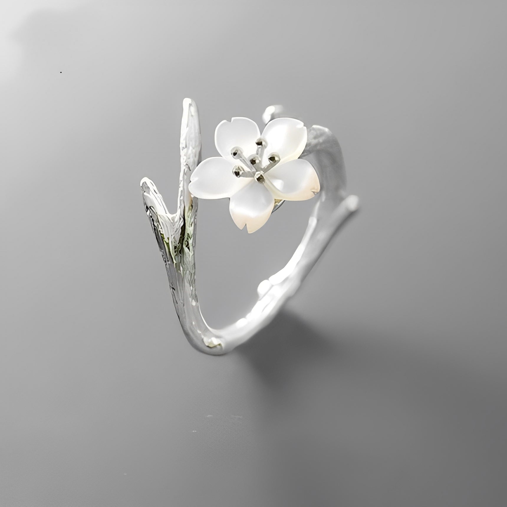Lilou – Anpassbarer Vintage-Ring mit heller Blume