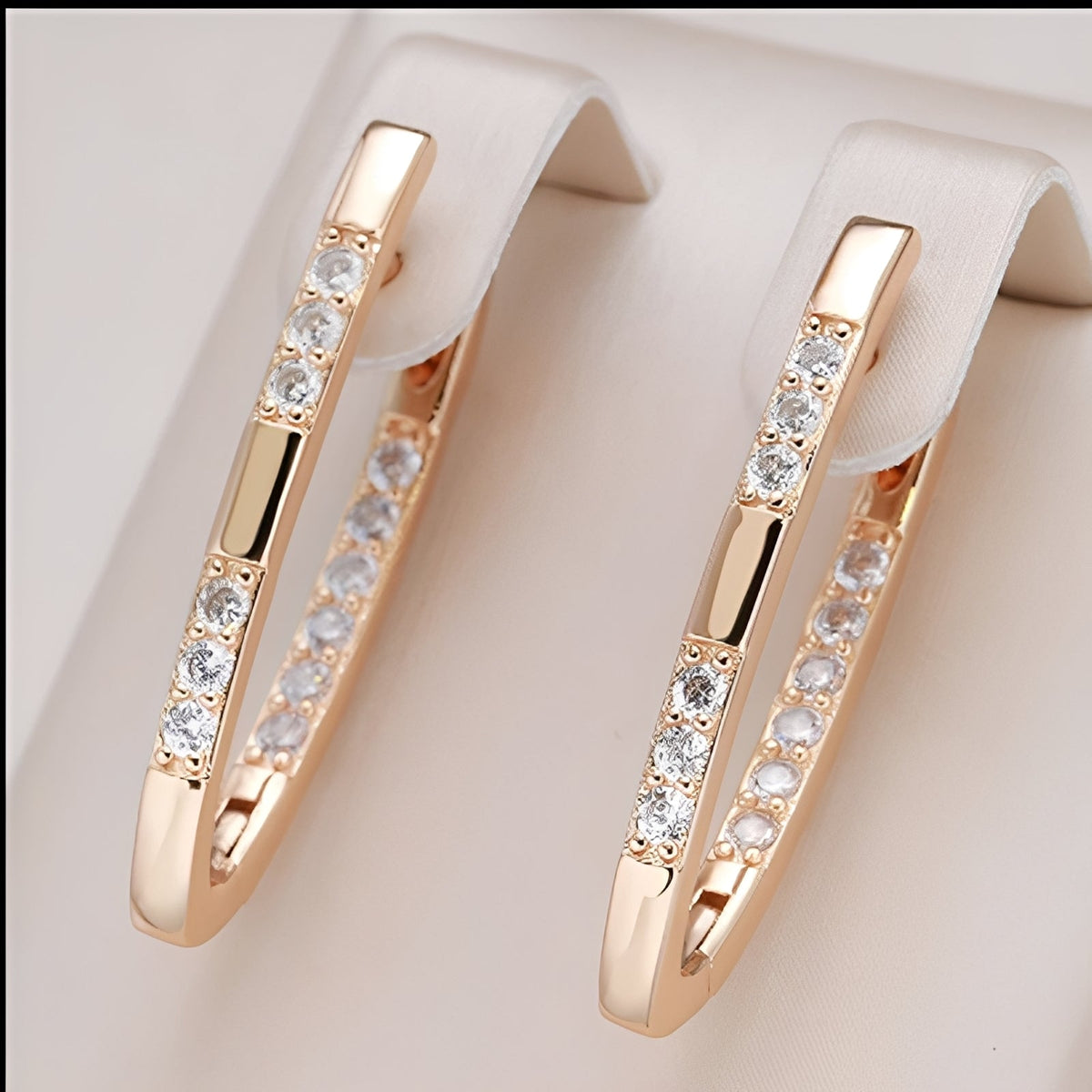 Cleah – Elegante Ohrringe mit goldenem Zirkonia