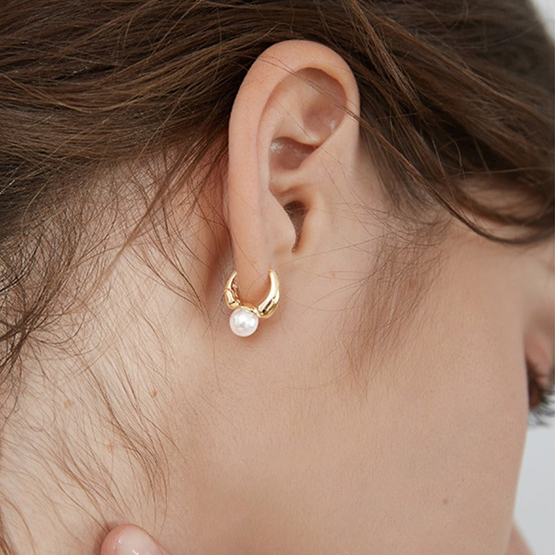 Maelle – Goldene Ohrringe mit einer besonderen Perle