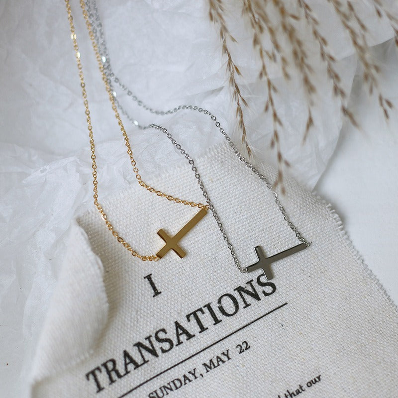 Nelly – Minimalistisches Kreuzhalsband in Gold