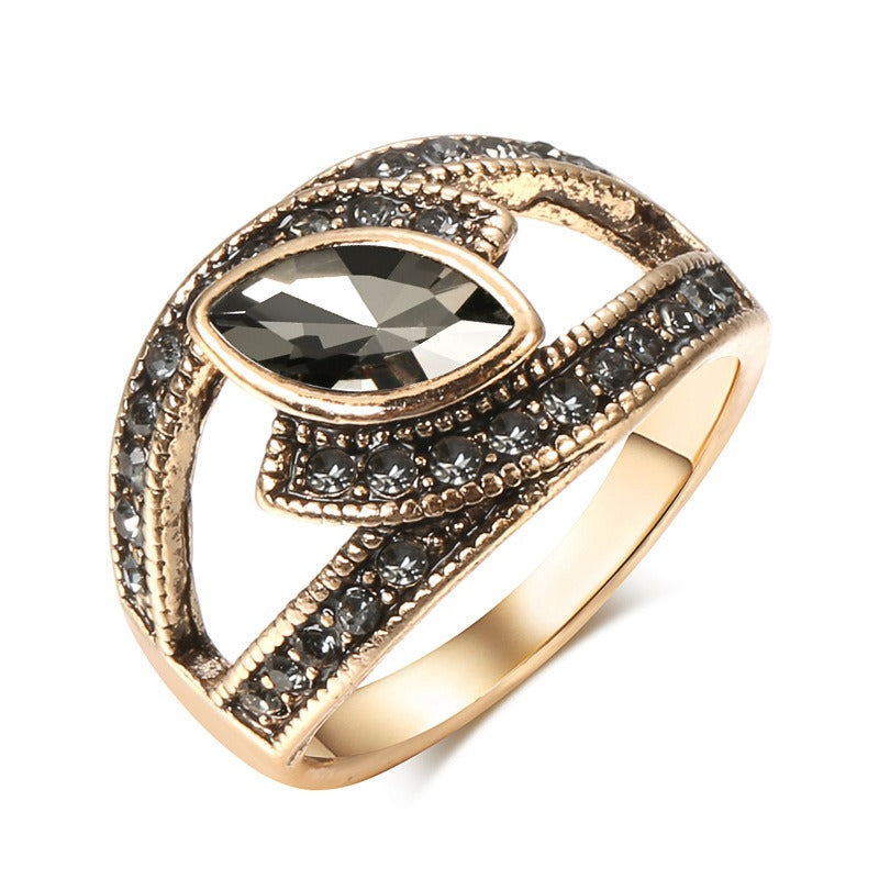 Amena – Stilvoller Ring aus dunklem Kristall