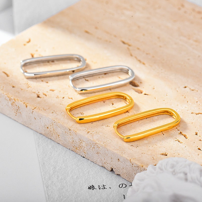 Laura – Retro Huggie Ohrringe in Quadratform
