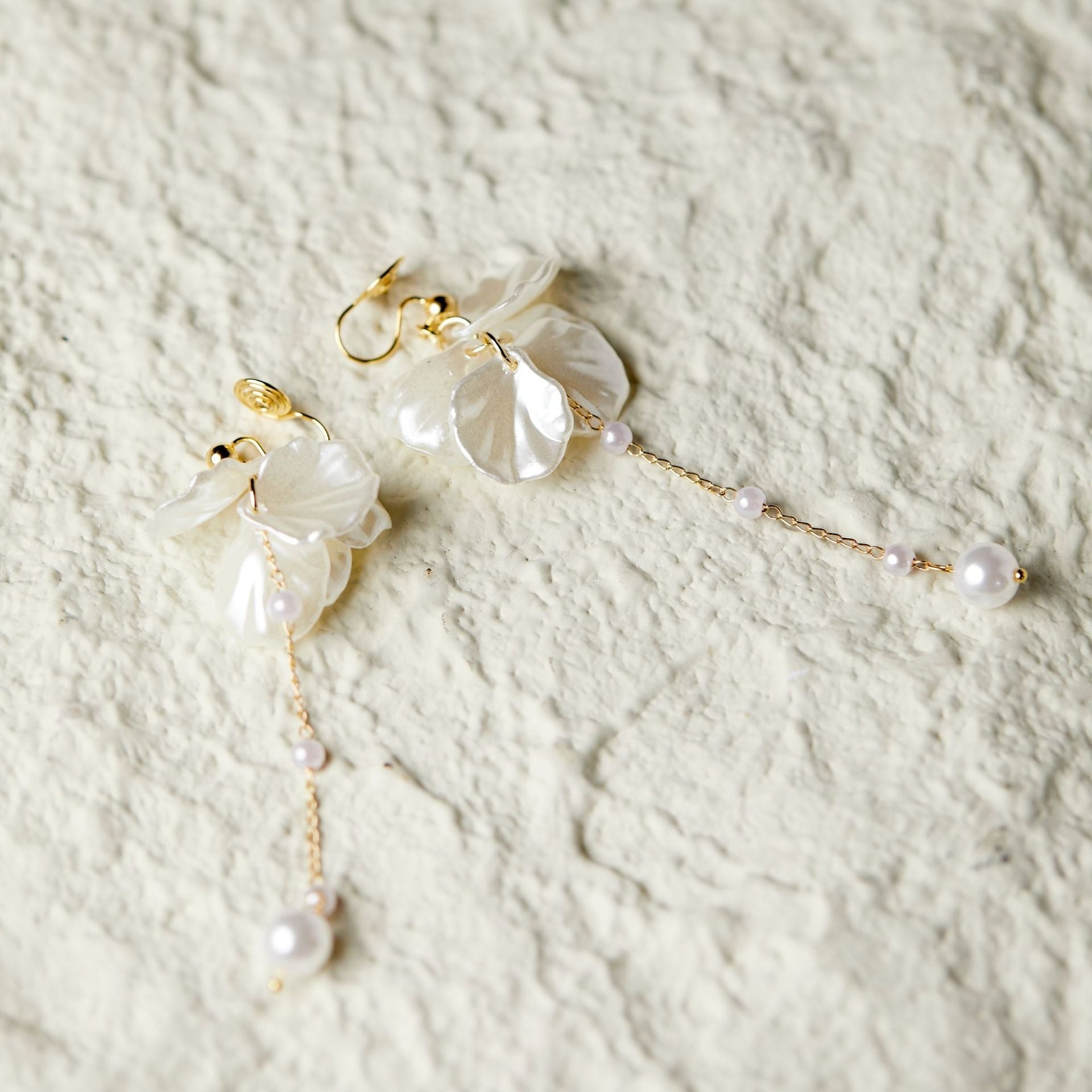 Rhia – Ohrringe mit Blumenblütenblättern, Perlen und Fransen