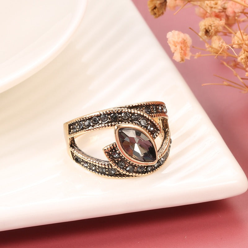 Amena – Stilvoller Ring aus dunklem Kristall