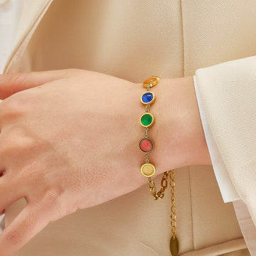 Maisie – Goldenes Armband mit buntem Stein