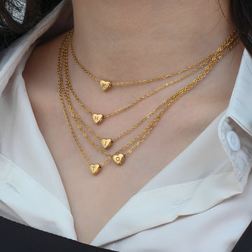 Amora – Kette mit Herzinitialen in goldener Ausführung