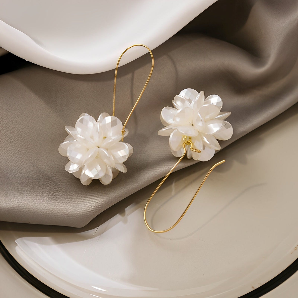 Florina – Weiße Blumenohrringe mit natürlichem Charme