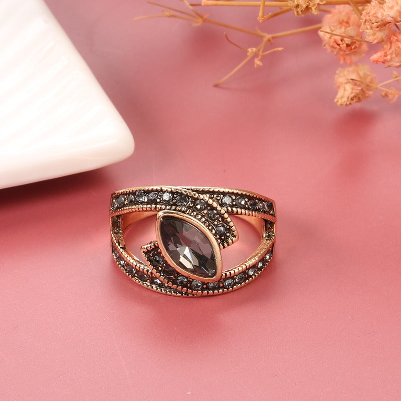 Amena – Stilvoller Ring aus dunklem Kristall