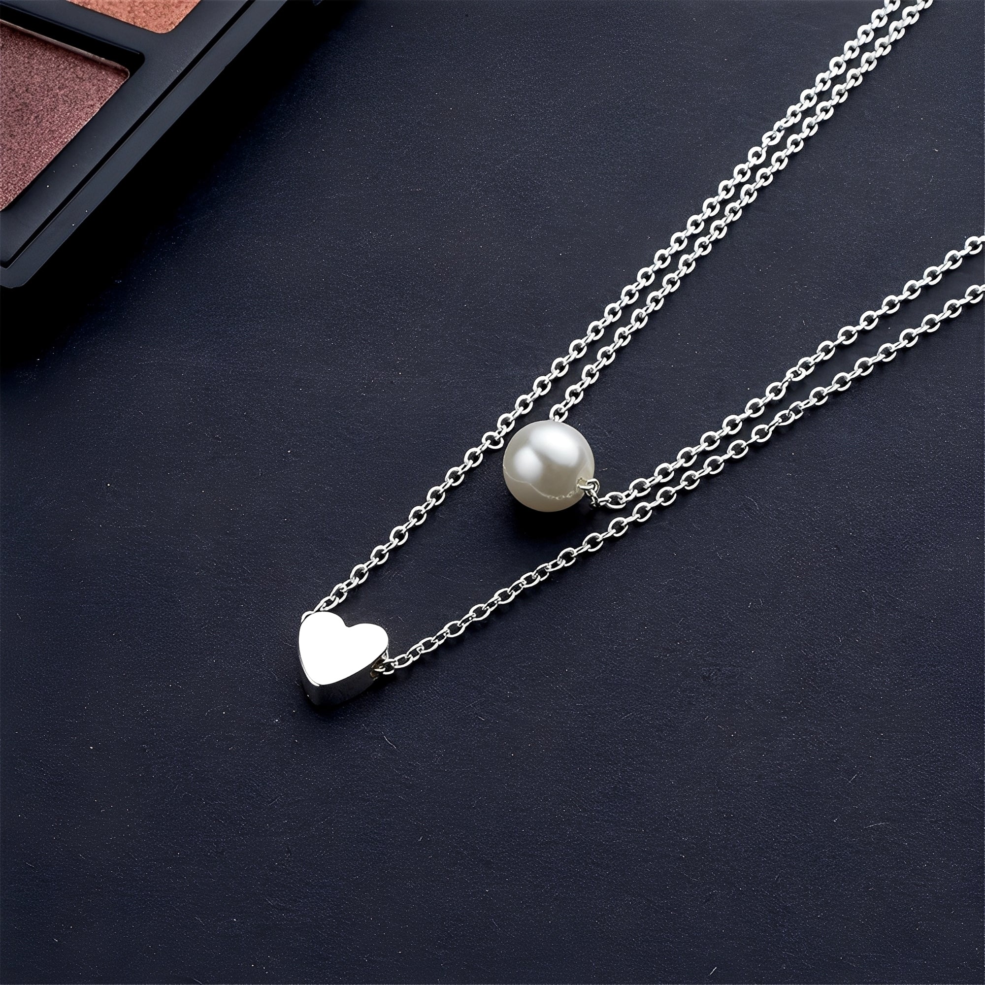Julia – Elegante Halskette mit Perlen und Herzen