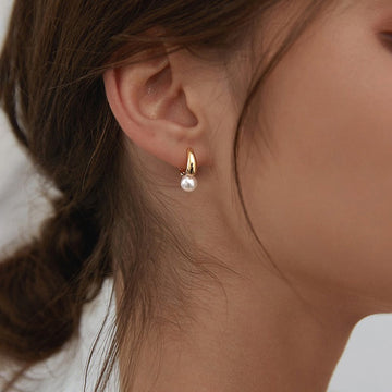 Maelle – Goldene Ohrringe mit einer besonderen Perle