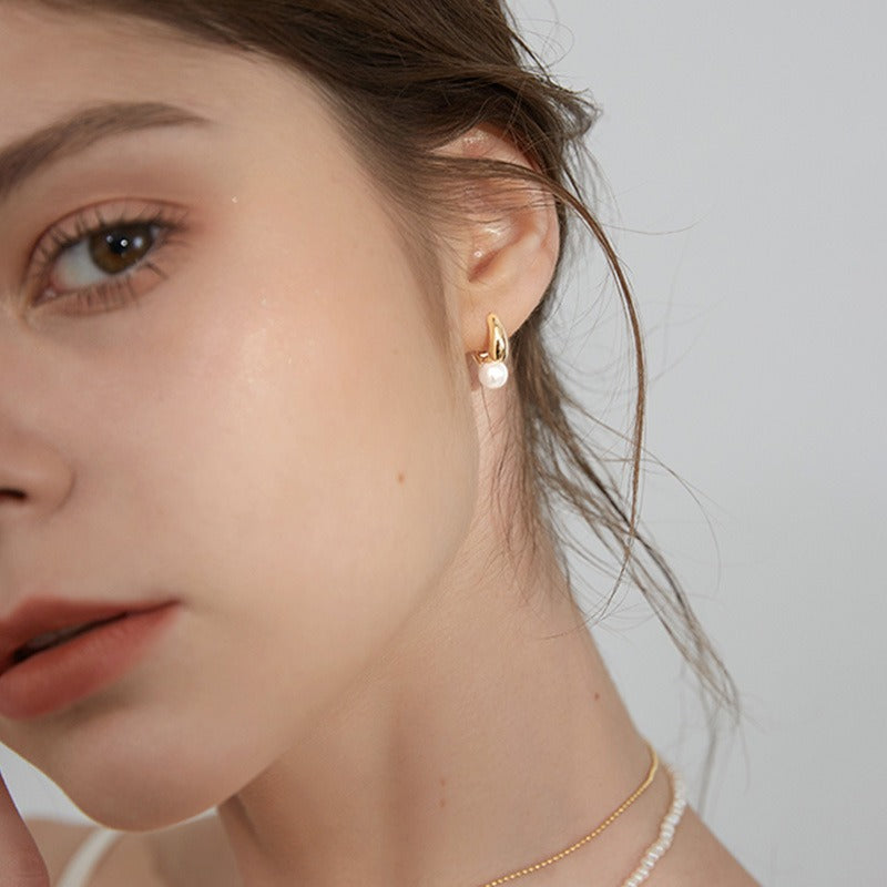 Maelle – Goldene Ohrringe mit einer besonderen Perle
